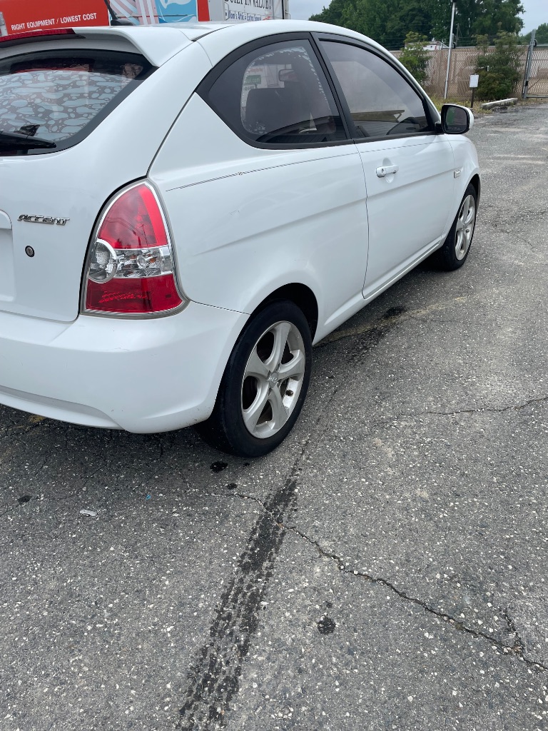 2011 Hyundai Accent SE photo