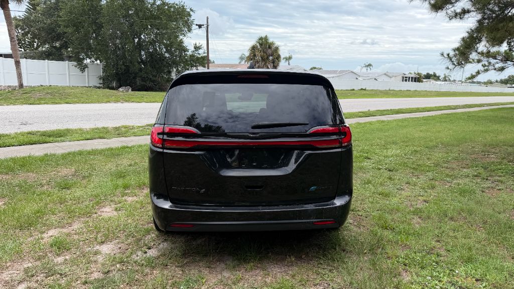 2022 Chrysler Pacifica - $25,397