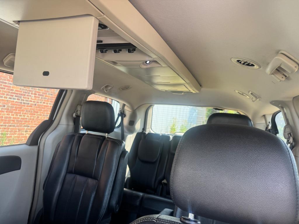 2012 Chrysler Town And Country - $6,500