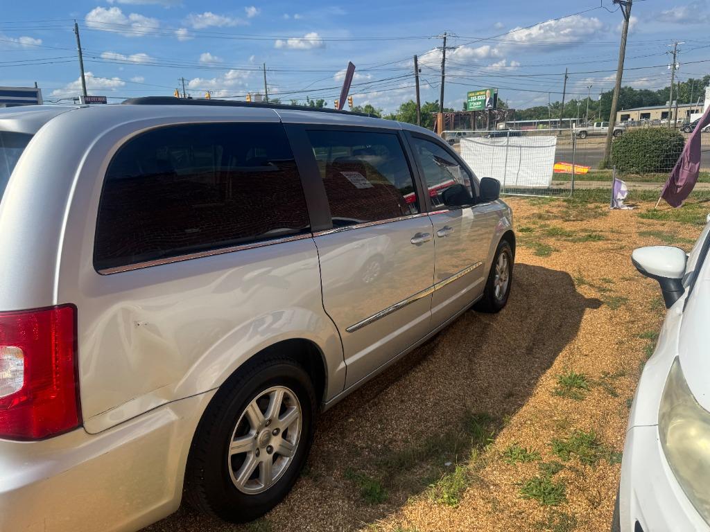 2012 Chrysler Town And Country - $6,500