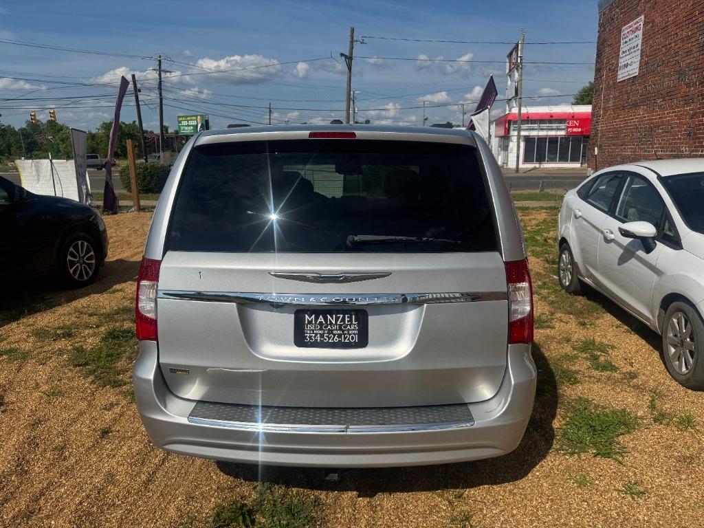 2012 Chrysler Town And Country - $6,500