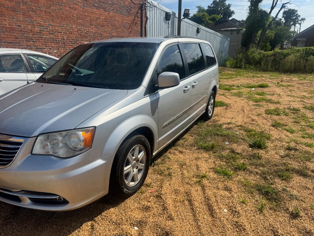 2012 Chrysler Town And Country - $6,500