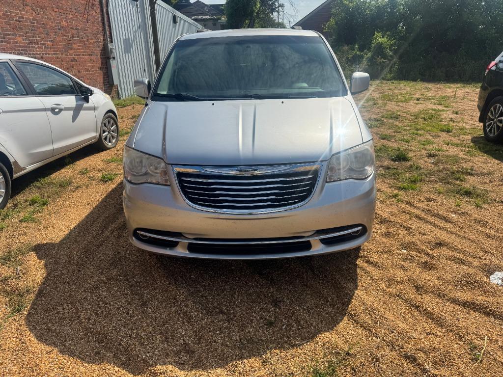 2012 Chrysler Town And Country - $6,500