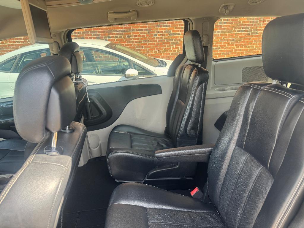 2012 Chrysler Town And Country - $6,500