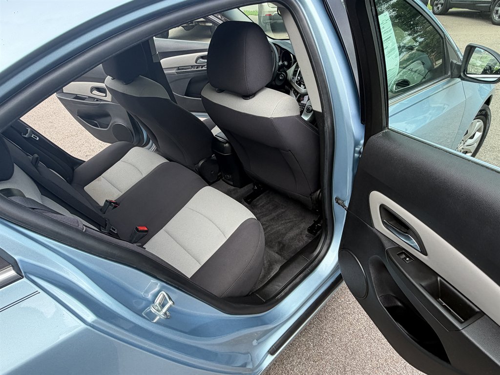 2012 Chevrolet Cruze - $8,900