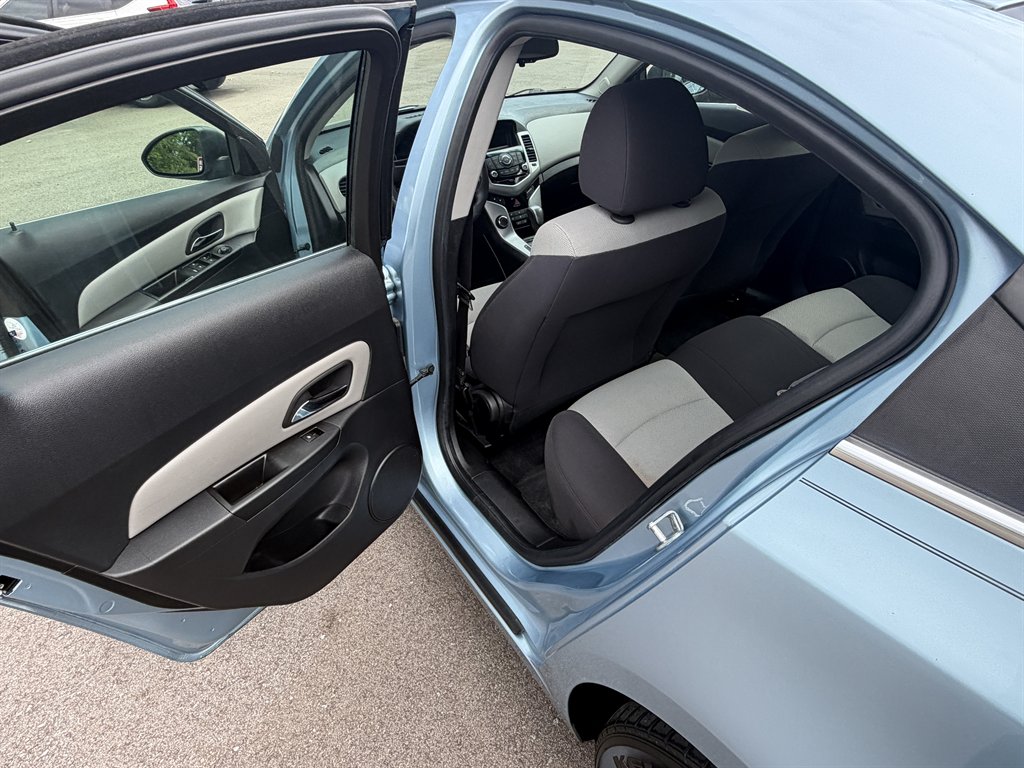2012 Chevrolet Cruze - $8,900