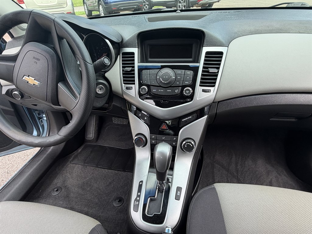 2012 Chevrolet Cruze - $8,900
