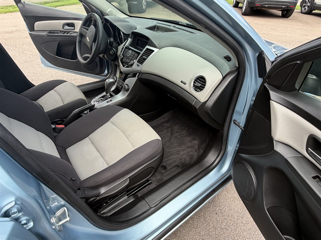 2012 Chevrolet Cruze - $8,900