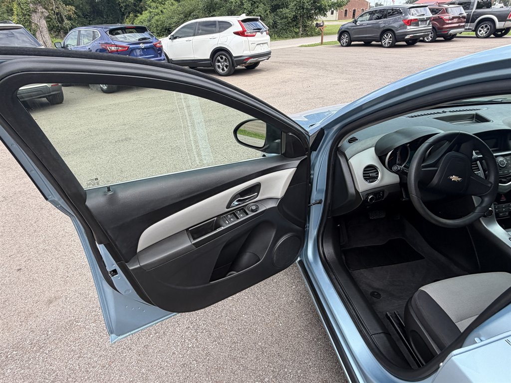 2012 Chevrolet Cruze - $8,900