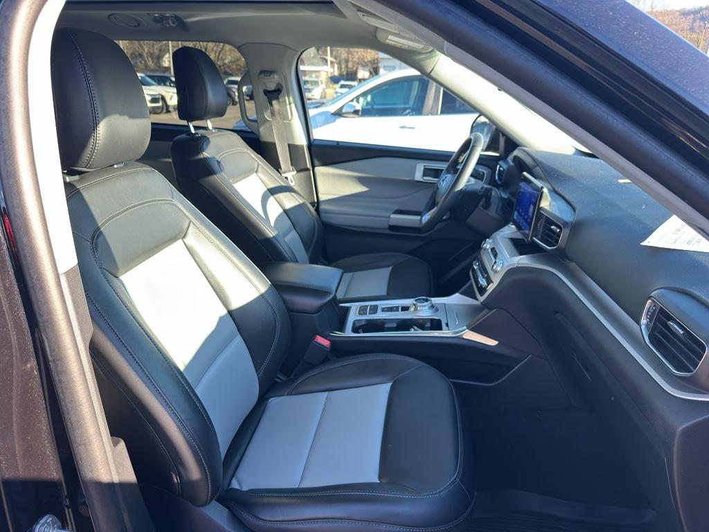2023 Ford Explorer - $31,990