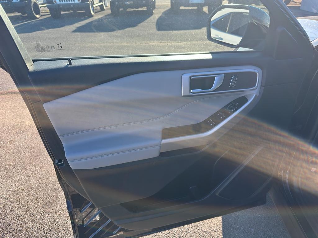 2023 Ford Explorer - $31,990