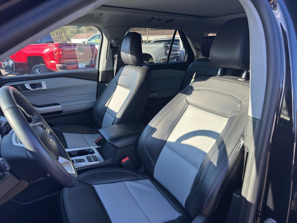 2023 Ford Explorer - $31,990
