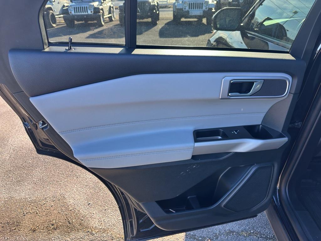 2023 Ford Explorer - $31,990
