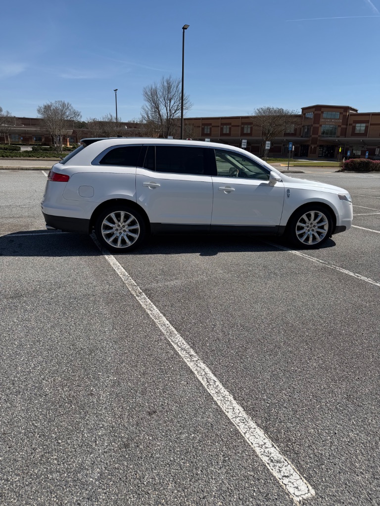 2010 Lincoln MKT - $5,200