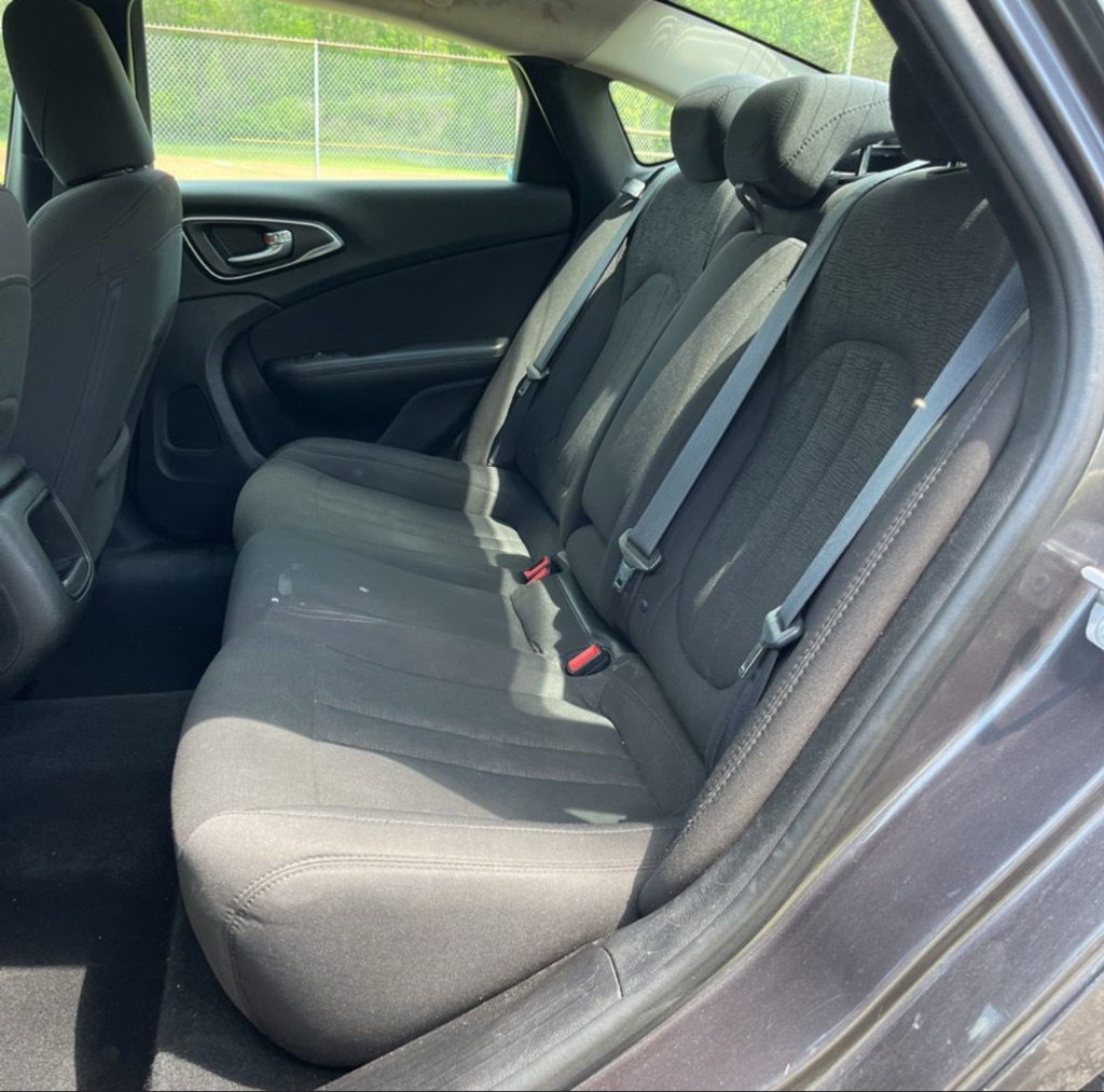 2016 Chrysler 200 - $2,800