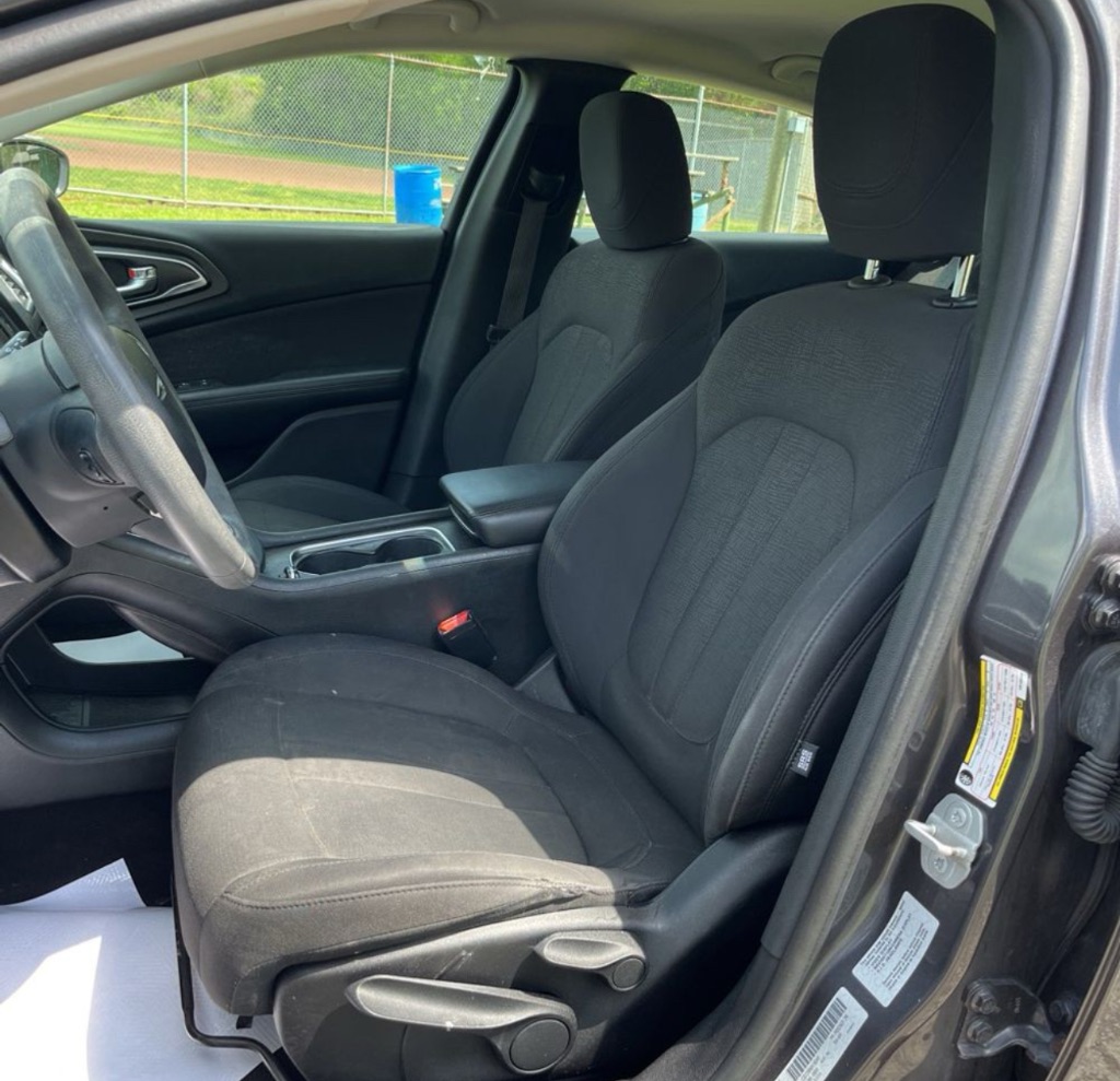 2016 Chrysler 200 - $2,800