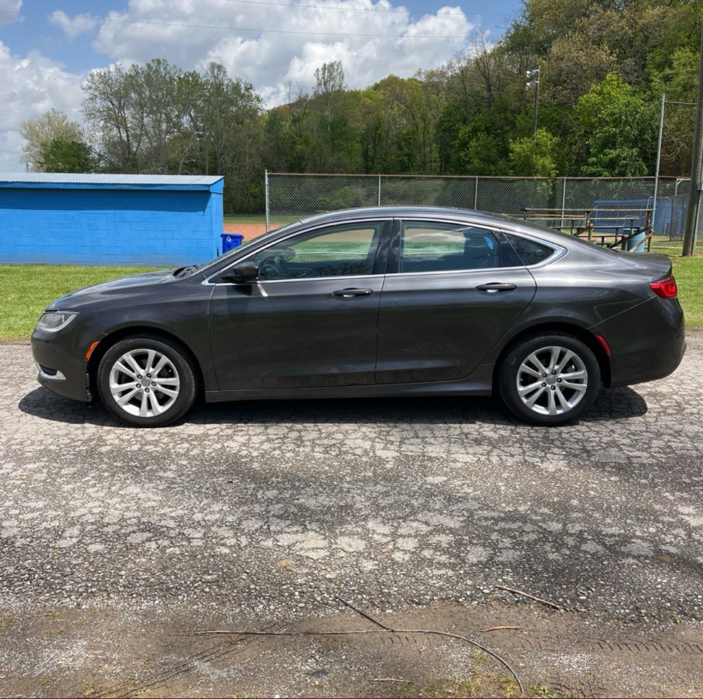 2016 Chrysler 200 - $2,800