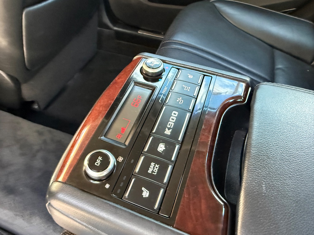 2015 Kia K900 - $10,699