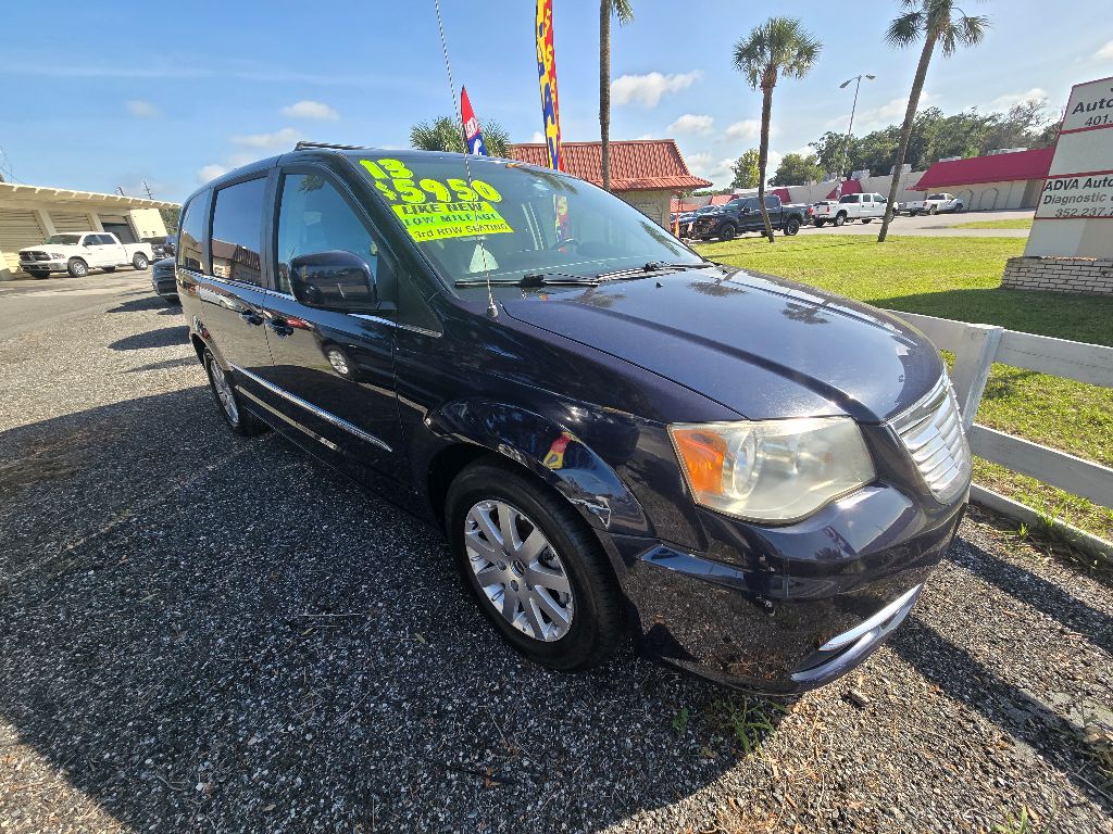 2013 Chrysler Town And Country - $5,995