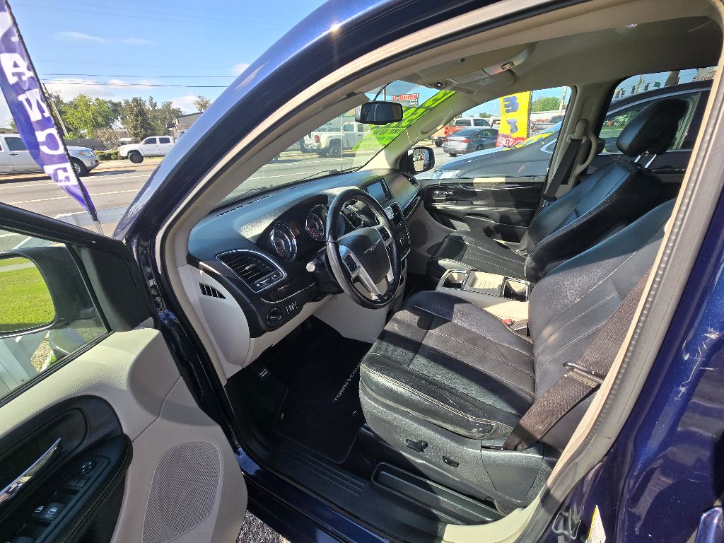 2013 Chrysler Town And Country - $5,995