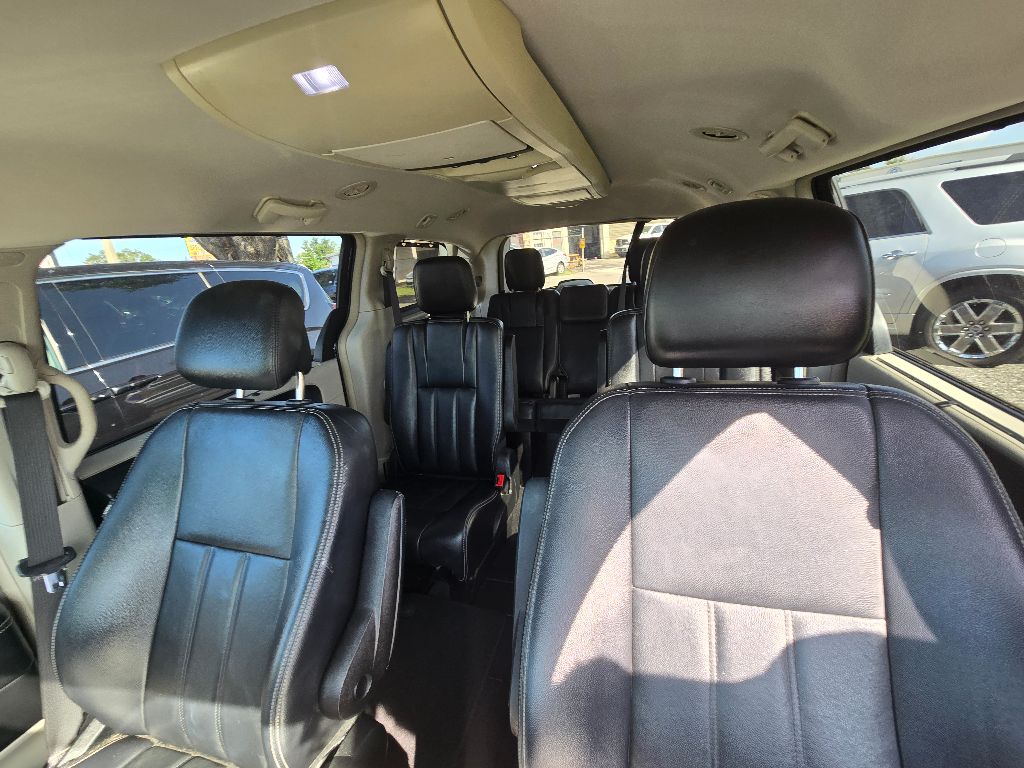 2013 Chrysler Town And Country - $5,995