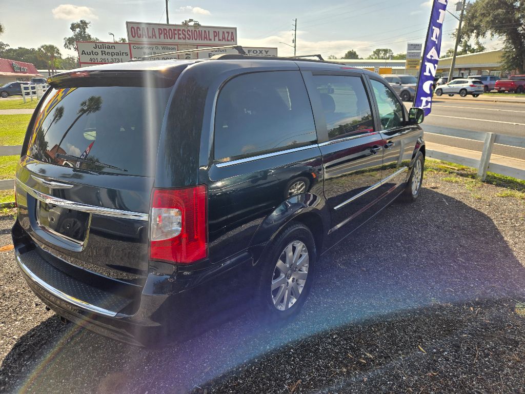 2013 Chrysler Town And Country - $5,995