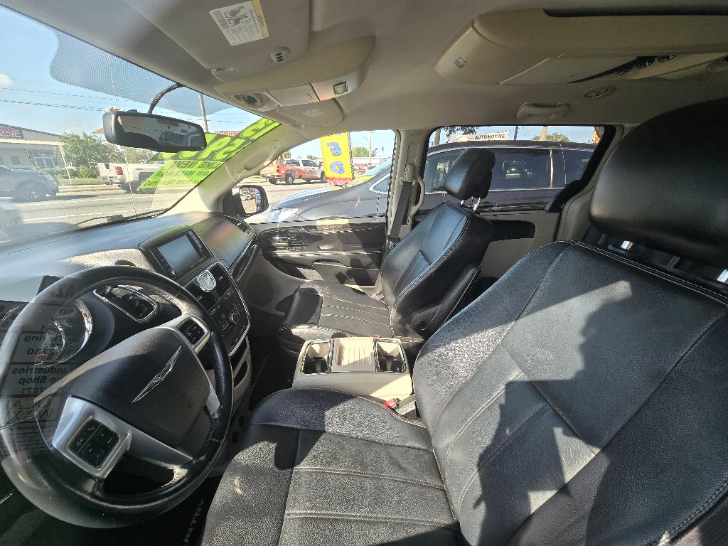 2013 Chrysler Town And Country - $5,995
