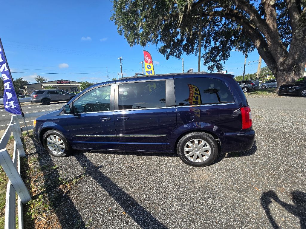 2013 Chrysler Town And Country - $5,995