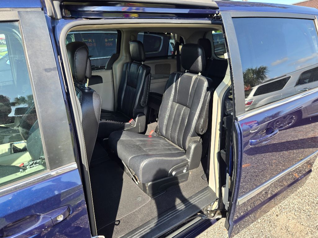 2013 Chrysler Town And Country - $5,995