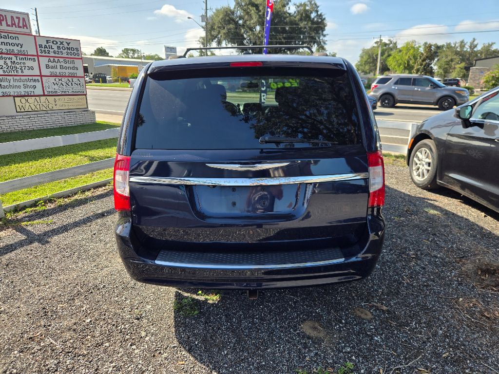 2013 Chrysler Town And Country - $5,995