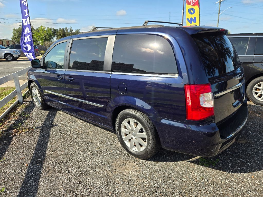 2013 Chrysler Town And Country - $5,995