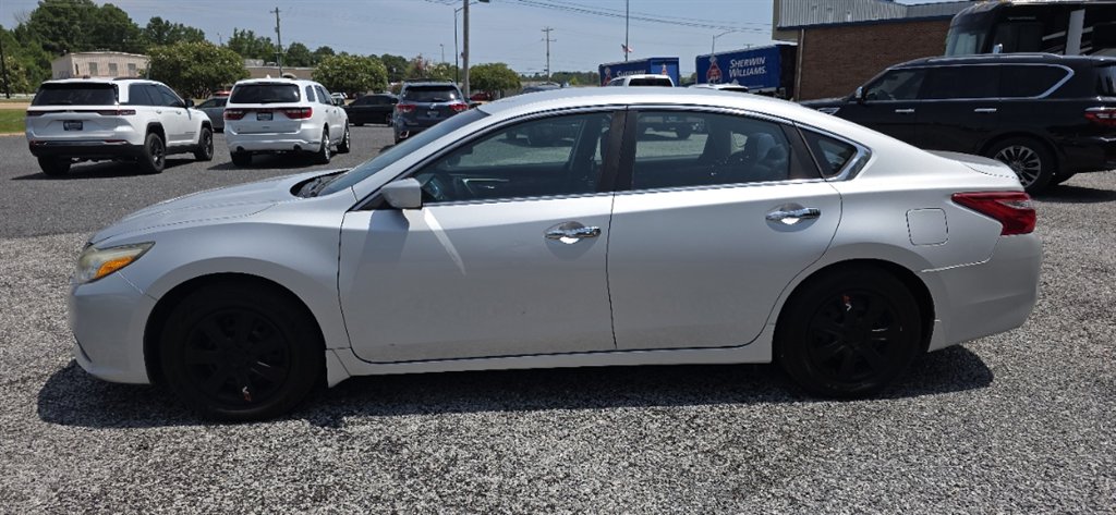 2016 Nissan Altima - $11,995