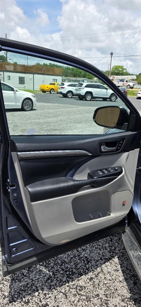 2019 Toyota Highlander - $22,995