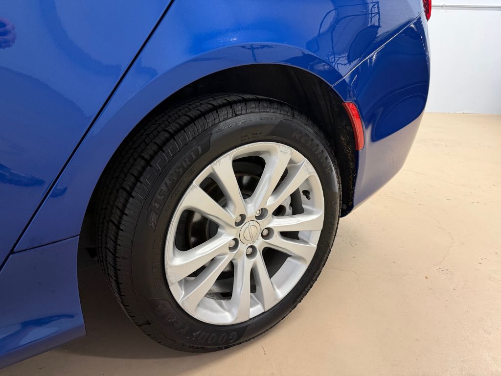 2016 Chrysler 200 - $9,380