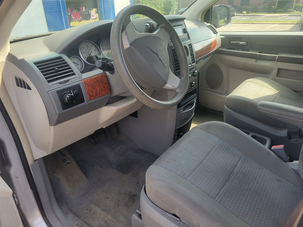 2008 Chrysler Town & Country - $3,500