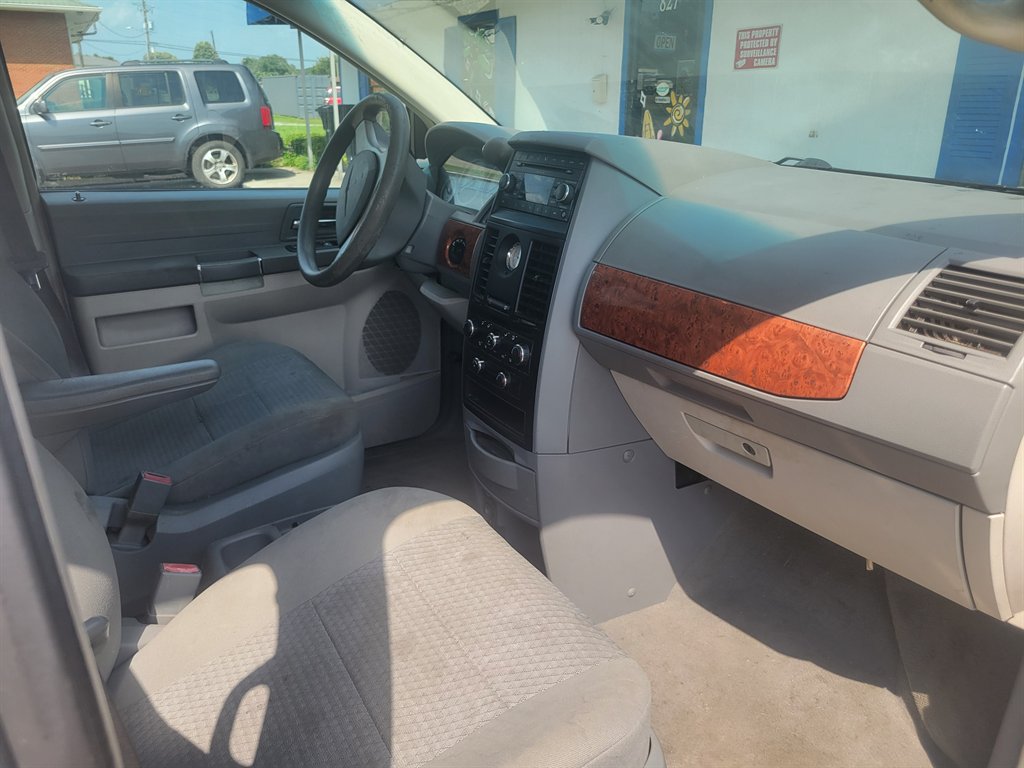 2008 Chrysler Town & Country - $3,500