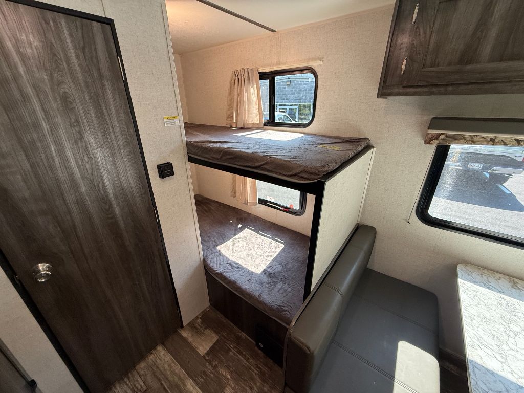 2020 Starcraft Mossy Oak M19BH - $11,800