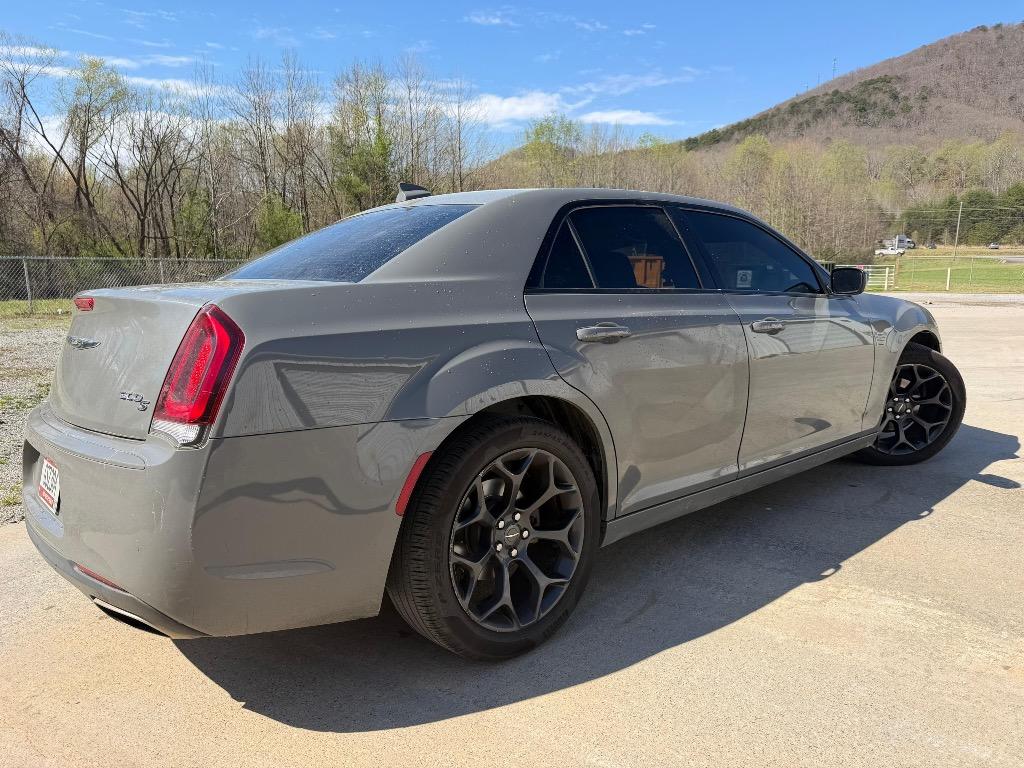 2019 Chrysler 300 - $8,995