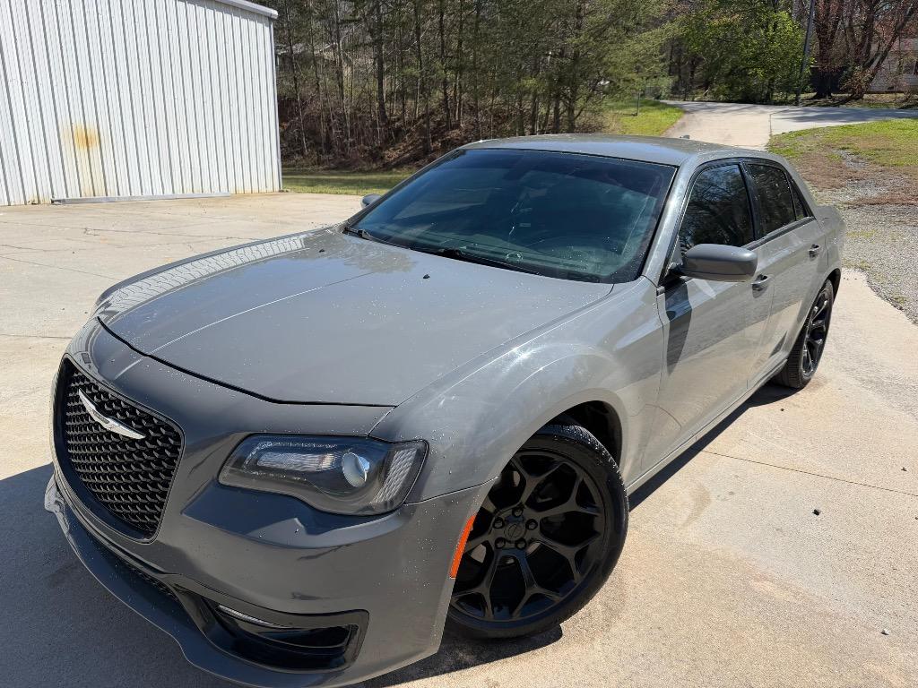2019 Chrysler 300 - $8,995