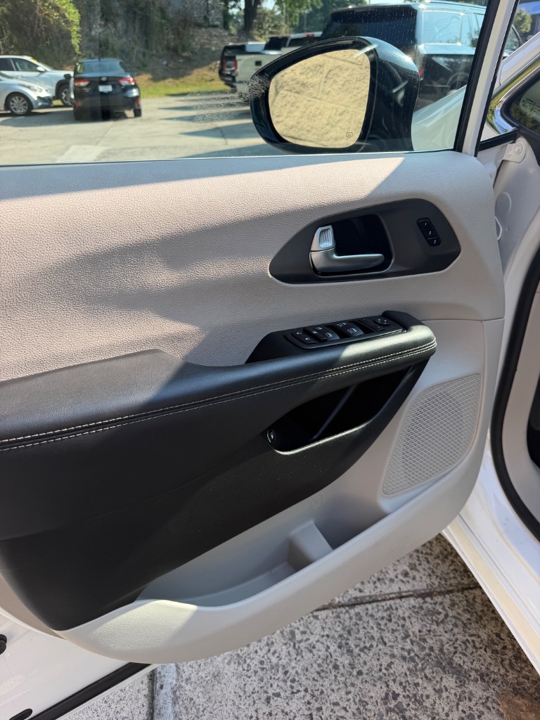 2024 Chrysler Pacifica - $22,995