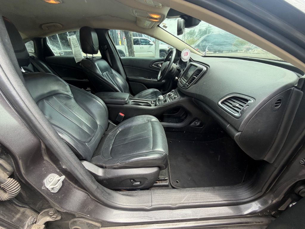 2017 Chrysler 200 - $9,999