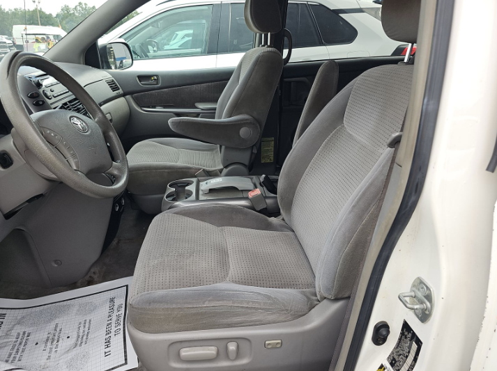 2006 Toyota Sienna - $9,999