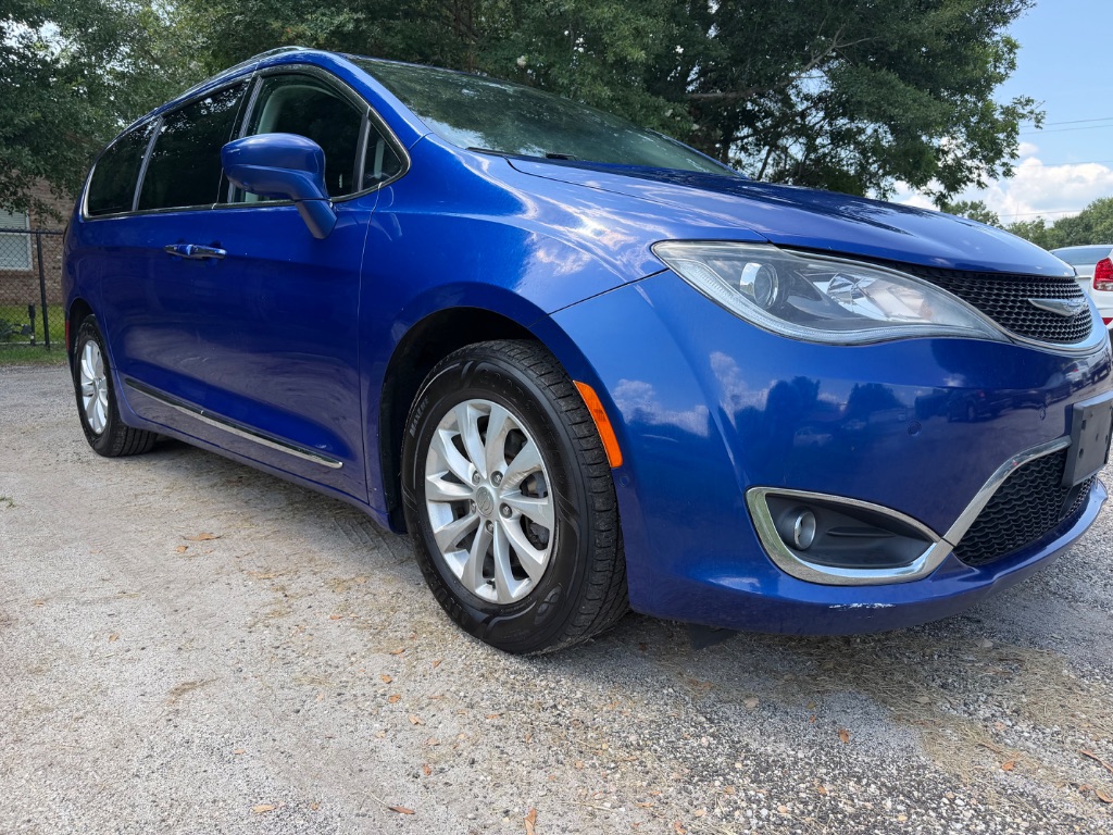 2019 Chrysler Pacifica - $10,900