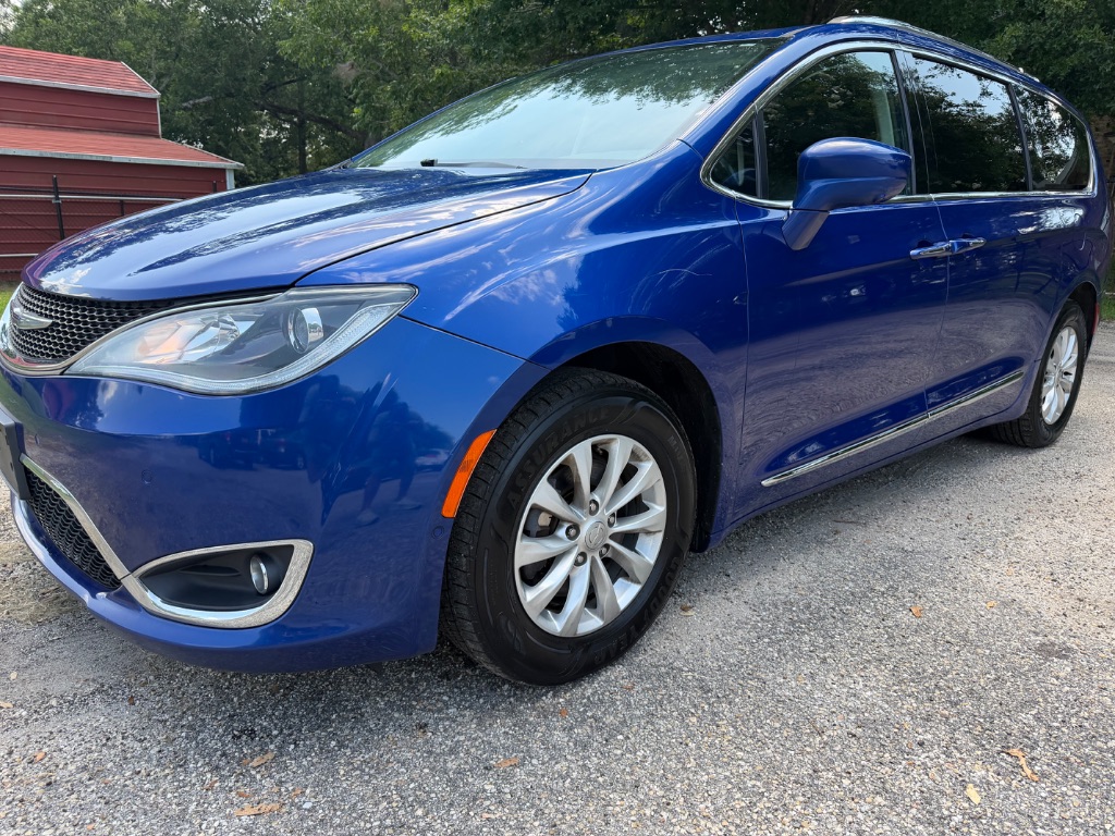 2019 Chrysler Pacifica - $10,900