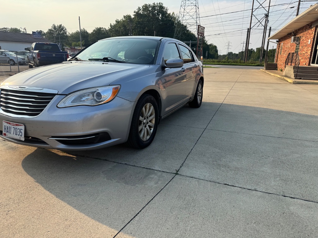 2013 Chrysler 200 - $2,999
