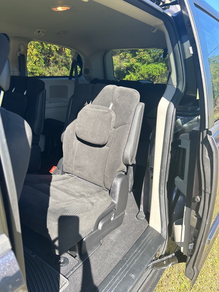 2016 Dodge Grand Caravan - $10,995