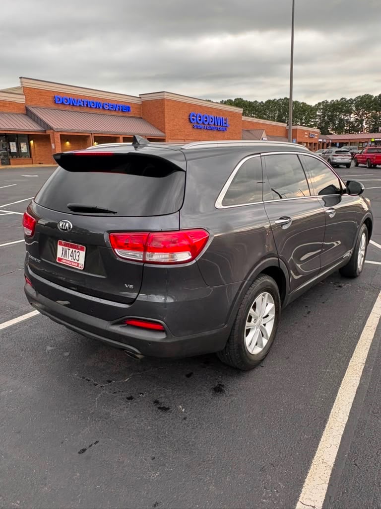 2017 Kia Sorento - $10,000