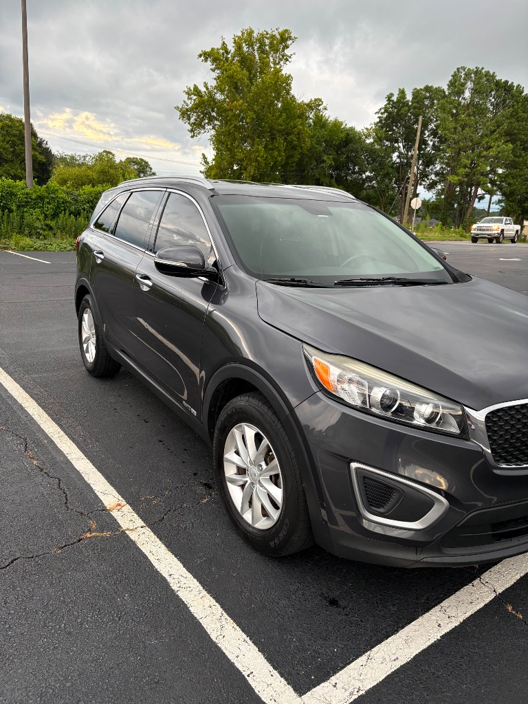 2017 Kia Sorento - $10,000