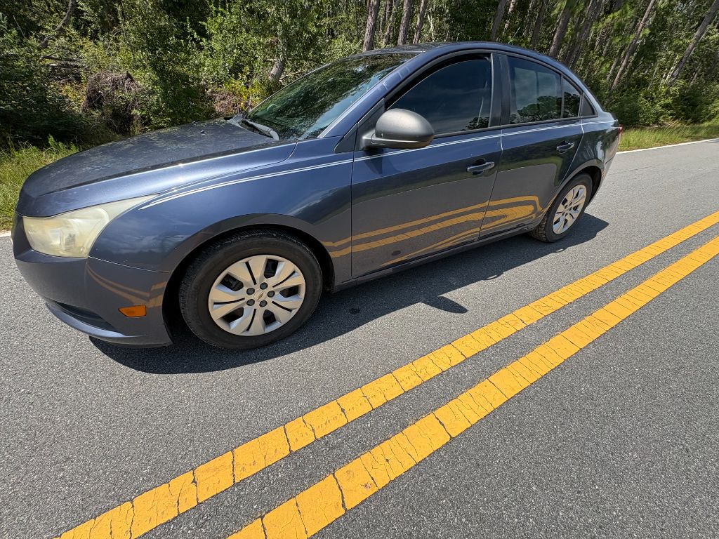 2013 Chevrolet Cruze - $3,200