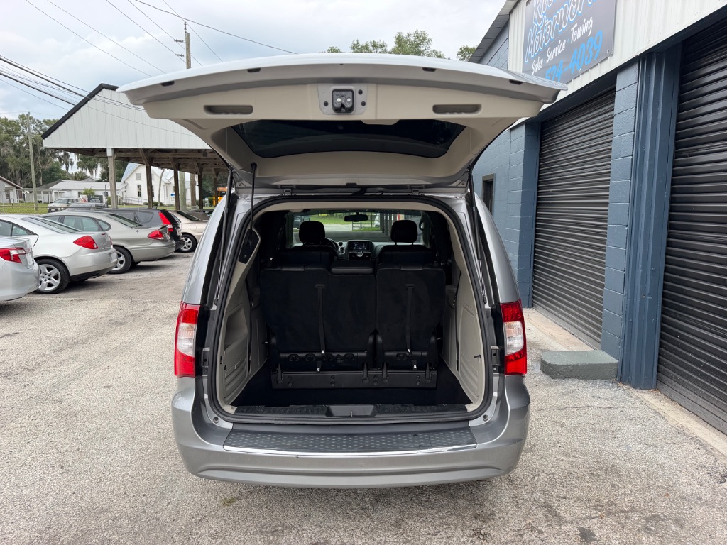 2015 Chrysler Town And Country - $7,495
